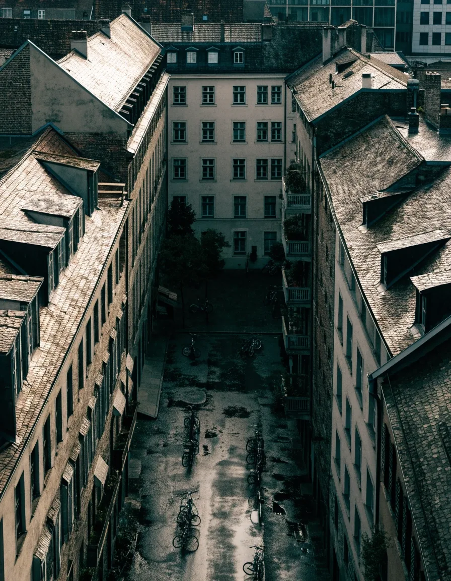 Straßenzug mit Altbauten und Höfen in einer deutschen Großstadt am Morgen nach dem Regen